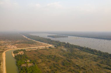 Geniş hava perspektifi, Neak Pean adasının sularla çevrili olduğunu, yemyeşil ve kırsal Kamboçya Angkor bölgesinin kırsallarıyla çevrili olduğunu gösteriyor. Yumuşak sis ve yumuşak gün ışığı, sakin ve doğal bir hissi uyandırır.