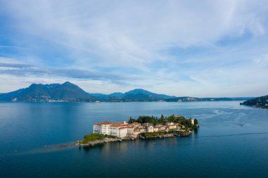 Maggiore Gölü 'nün sakin sularıyla çevrili Isola Bella' nın geniş hava perspektifi, tarihi sarayı ve teraslı bahçeleriyle uzak dağlara ve göl kenarındaki köylere karşı kurulmuş. Huzurlu sahne,