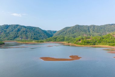 Geniş bir rezervuar çevreci, ormanlı tepelerle çevrili ve açık mavi gökyüzünün altında kumsallarla çevrili. Huzurlu manzarada yumuşak su, yemyeşil yamaçlar ve sakin yüzeyi aşan yüzen bir bariyer bulunur..