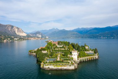 Maggiore Gölü 'nün mavi sularıyla çevrili Isola Bella' nın tarihi sarayı ve teras bahçelerinin yer aldığı hava kompozisyonu. Dağ yamaçları ve göl kenarındaki köyler kuzey İtalya 'da dramatik bir doğal yapı oluşturuyor..