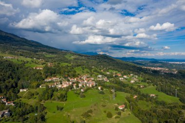 Ceresito 'nun geniş hava perspektifi, yemyeşil tepeler arasında yer alan ve Piedmont' ta sık ağaçlarla çevrili bir İtalyan köyü. Terasotta çatıları ve açık çayırları olan dağınık evler dramatik bir manzaranın altında sakin bir kırsal alan yaratır.