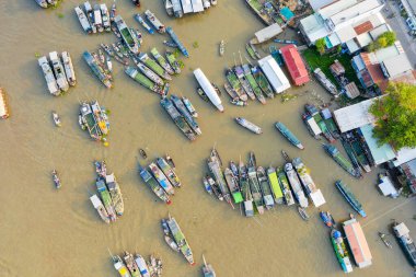 Hava görüntüsü, Güney Vietnam 'daki Can Tho, Mekong Delta' daki Cai Rang yüzer pazarında nehir boyunca toplanmış canlı bir pazar botu ağı yakalıyor. Sahnede damarlar, nehir kenarındaki evler ve yumuşak altında canlı ticari faaliyetler yer alıyor.