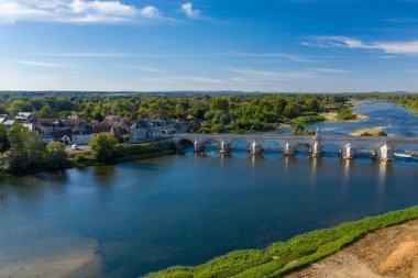 Fransa 'nın orta kesimindeki La Charite sur Loire' a geniş bir hava perspektifi, Loire Nehri 'ni geçen tarihi bir taş köprü, geleneksel çatılar ve nehir boyunca yemyeşil alanlar. Sahne ortaçağ mimarisinin karışımını vurguluyor.