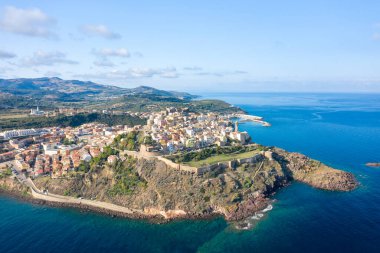 Castelsardos 'un hava manzaralı tarihi merkezi engebeli uçurumlara tünemiş, antik kale duvarları canlı mavi Akdeniz ve yuvarlanan Sardunya tepelerine bakıyor..