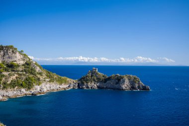 Akdeniz 'deki yemyeşil bitki örtüsü ve mavi sulara tepeden bakan kayalık Capo di Conca' nın tepesinde tarihi bir gözetleme kulesi bulunur. Amalfi Sahili 'nin dramatik kıyı şeridi göz alıcı bir gökyüzü altında uzanıyor.
