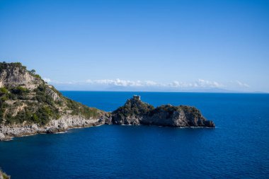 Akdeniz 'deki yemyeşil bitki örtüsü ve mavi sulara tepeden bakan kayalık Capo di Conca' nın tepesinde tarihi bir gözetleme kulesi bulunur. Amalfi Sahili 'nin dramatik kıyı şeridi göz alıcı bir gökyüzü altında uzanıyor.