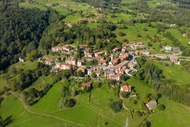 Ceresito 'nun yüksek açılı perspektifi, yuvarlanan yeşil tepelerin arasına kurulmuş ve ormanlarla çevrili küçük bir İtalyan köyü. Terracotta çatıları ve dolambaçlı kırsal yolları olan geleneksel evler huzurlu bir kırsal manzara yaratır..