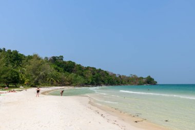 Kıyı şeridi boyunca el değmemiş beyaz kum kıvrımları, Kamboçya 'nın Koh Rong adasındaki Coconut Sahili' nde turkuaz su ve yemyeşil tropikal ormanlarla buluşuyor. Çok az insan bulutsuz mavi gökyüzünün altındaki sakin atmosferin tadını çıkarır..