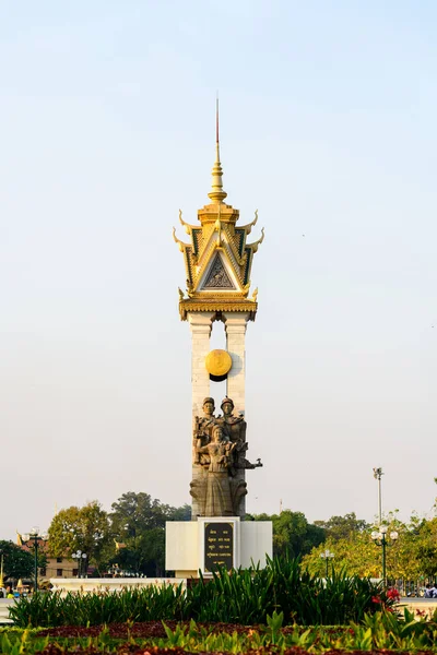 Kamboçya 'nın orta kesimindeki Phnom Penh' de süslü altın kule ve heykeltraş figürleriyle dolu uzun bir anıt yükseliyor. Yapıda geleneksel Khmer mimari ayrıntıları yer alıyor ve açık bir gökyüzüne karşı durarak çarpıcı bir şehir yaratıyor.