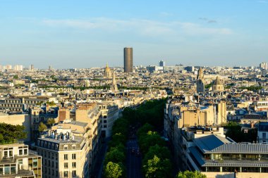 Marceau Bulvarı 'nın klasik binalarla çevrili olduğu Paris' i tarıyor. Les Invalides 'in altın kubbesine ve açık mavi gökyüzünün altındaki modern Montparnasse Kulesi' ne doğru ilerliyor..