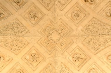 Paris 'teki Zafer Yayı' nın süslü tavanında sıcak doğal ışıkla aydınlatılan karmaşık çiçek motifleri ve geometrik levrek kabartmaları yer almaktadır..