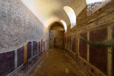 İtalya 'nın Pompeii kentindeki Achilles Evi' nin uzun bir kubbeli koridorunda, geometrik sınırları ve defne süsleri olan Roma duvar resimleri yer alıyor. Açığa çıkmış taş işçiliği ve yayılmış doğal ışık tarihi dokuları vurguluyor