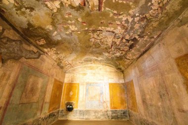 İtalya 'nın Pompei kentinde bulunan Aşıklar Evi' nde bulunan antik Roma odasının duvarları kiremit rengi, mavi ve kırmızı renkte boyanmış freskler ve geometrik duvar resimleriyle dolu. Yıpranmış alçı ve ince renk izleri yüzyılların tarihsel izlerini ortaya çıkarıyor.