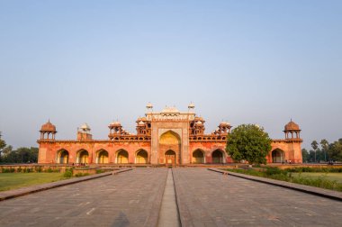 Agra, Hindistan - 12 Mart 2024: Görüntü, Mughal mimarisinin yer aldığı Akbar Mezar Kompleksi 'nin ana giriş kapısını gösteriyor, kırmızı kumtaşı, beyaz mermer kaplama, çoklu chhatris ve kemerli girişler, kaldırım geçidi ve