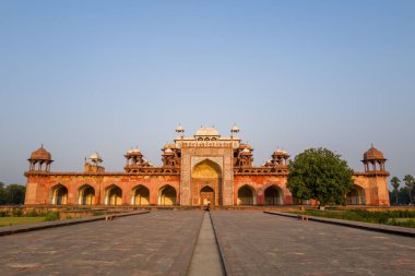 Agra, Hindistan - 12 Mart 2024: Görüntü, açık bir gökyüzü altında Mughal mimarisi, kırmızı kumtaşı, beyaz mermer kaplama, çoklu chhatris ve kemerli girişler içeren Akbar Mezar Kompleksi 'nin ana giriş kapısını gösteriyor.