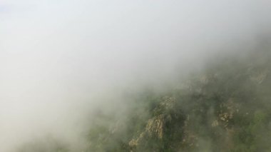 Yoğun sis Pireneler 'deki engebeli bir dağ manzarasını kaplayarak gizemli ve atmosferik bir manzara yaratır. Sis arazinin büyük bir kısmını kapatıyor, sadece belli belirsiz kaya ve yeşillik ipuçları ile..