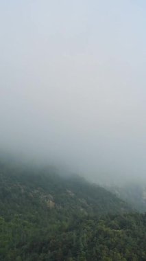 Soluk mavi gökyüzüne karışan yoğun sisin minimalist görüntüsü sakin ve ruhani bir atmosfer yaratıyor. Görünürde belirgin bir manzara veya nesne yok.