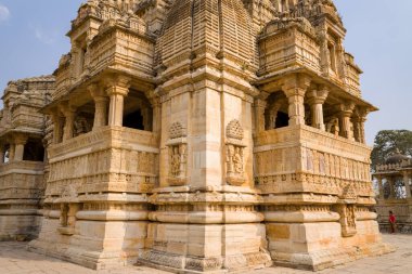 Chittorgarh, Hindistan - 21 Mart 2022: Görüntü, Kumbhshyam Tapınağı 'nın karmaşık biçimde oyulmuş dış duvarları, sütunları ve balkonlarını gösteriyor..