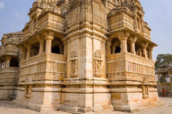 Chittorgarh, Hindistan - 21 Mart 2022: Görüntü, Kumbhshyam Tapınağı 'nın karmaşık biçimde oyulmuş dış duvarları, sütunları ve balkonlarını gösteriyor..