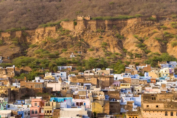 Bundi, Hindistan - 20 Mart 2022: Görüntü, tepenin eteklerindeki tarihi binaların yoğun bir şekilde doldurulduğunu gösteriyor..