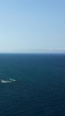 Banyuls-sur-Mer yakınlarında yakalanan sakin mavi Akdeniz 'in berrak gökyüzü ile buluşmasını geniş açıdan görebiliriz. Yumuşak dalgaları ve uzak kıyı şeridi olan minimalist deniz manzarası.