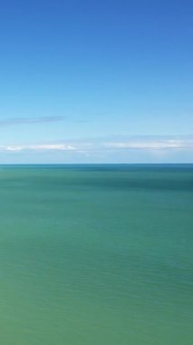 Huzurlu turkuaz deniz açık mavi gökyüzü ile buluşur, Hermanville-sur-Mer, Normandiya, Fransa 'daki Kılıç Sahili' nde yakalanır..