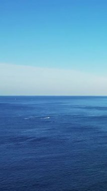 Berrak bir gökyüzünün altında, Bonifacio, Korsika yakınlarındaki sularda, sakin mavi denizin geniş manzarası..