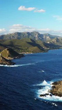 Les Iles Sanguinaires, Korsika 'nın engebeli kıyı şeridi ve turkuaz sularının manzarası..