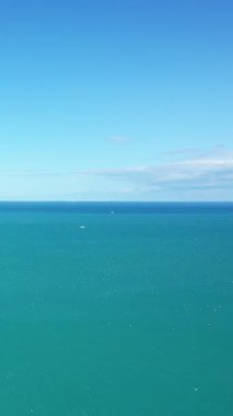 İtalya 'nın Isola Varano doğa koruma alanında berrak mavi bir gökyüzünün altında sakin turkuaz sular uzanıyor. Minimalist deniz manzarası huzur ve sükuneti çağrıştırıyor.