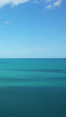 Sakin turkuaz sular, İtalya 'nın Peschici kenti yakınlarında yakalanan bu sakin deniz manzarasında berrak bir mavi gökyüzü ile karşılaşıyor. Rahatlama, doğa ve seyahat kavramları için mükemmel..