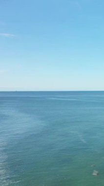 Güneşli bir günde, açık bir gökyüzünün altında, Fransa 'nın Ile de Re sahilinde yakalanan sakin mavi okyanus. Huzurlu su ve açık ufukta minimalist deniz manzarası.