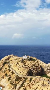 Korsika 'daki Fanale di Petra' daki derin mavi denize bakan engebeli uçurumların tepesinde yalnız bir deniz feneri duruyor. Dönen yol ve dramatik kıyı şeridi çarpıcı bir kıyı manzarası yaratır..