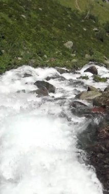 Fransa 'da yemyeşil bir dağ manzarasında Cascade Le Lhekou' nun akan sularının dinamik manzarası..