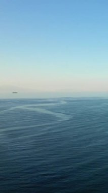 Sakin mavi denizin berrak gökyüzü ile buluşması, Marina del Cantone 'da yakalandı. Yumuşak dalgaları ve yumuşak ufku olan huzurlu deniz manzarası.