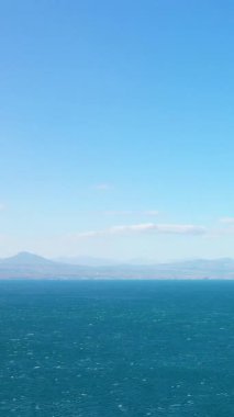 Yunanistan 'ın Corinth kenti yakınlarında berrak bir gökyüzü altında, derin mavi denizin geniş manzarası. Minimum bulutlu sakin deniz manzarası ve sakin su.