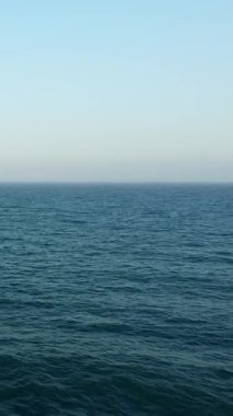 Akdeniz 'in sakin manzarası, açık mavi gökyüzünün altında hafif dalgalar. Açık su ve barışçıl atmosferi vurgulayan görünür bir kara ya da nesne yok..