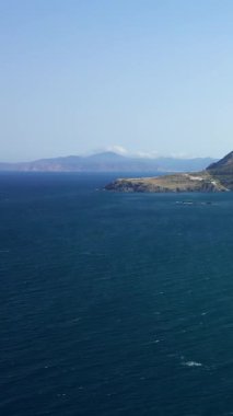 Engebeli kıyı şeridi ve açık mavi gökyüzünün altında Cerbere, Fransa yakınlarındaki uzak tepeler ile Akdeniz 'in geniş manzarası.