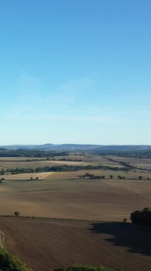 Cuncy les Varzy, Fransa 'da açık mavi gökyüzünün altında yuvarlanan tarlaları ve uzak tepeleri olan geniş bir kırsal alan. Tarımsal ve doğa kavramları için ideal barışçıl kırsal manzara.