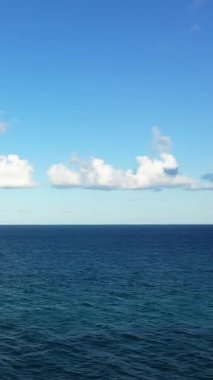 Derin mavi suyla sakin deniz manzarası ve açık bir gökyüzü altında dağınık bulutlar, Brindisi, İtalya yakınlarında yakalandı..