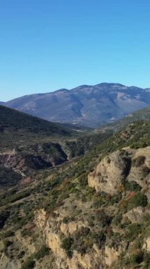 Fransa 'nın kırsal Nievre bölgesindeki açık mavi gökyüzünün altında yuvarlanan tepelerin ve yemyeşil vadilerin havadan görünüşü.