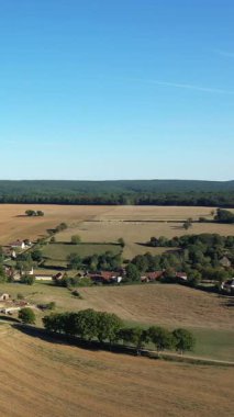Açık araziler, tarım arazileri ve Fransa 'nın açık mavi gökyüzü altında Cuncy les Varzy' de yeşilliklerle çevrili küçük bir köy..