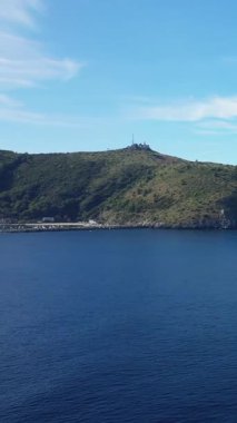 Cap Palinuros 'un engebeli yeşil burnu güney İtalya' da berrak bir gökyüzünün altında derin mavi Akdeniz sularının üzerinde yükseliyor..