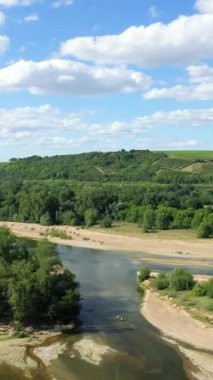 Loire nehrinin manzaralı manzarası yemyeşil üzüm bağları ve Pouilly yakınlarındaki yuvarlanan tepeler arasında parlak bir yaz günü.