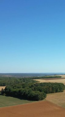 Fransa 'nın Oisy kenti yakınlarındaki açık mavi gökyüzü altındaki tarım arazileri ve ormanlık alanlara geniş bir bakış açısı.