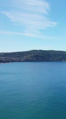 Açık gökyüzünün altında yemyeşil tepeler ve sakin mavi denizle Cap Palinuro kıyı şeridini geniş açıdan görebiliriz. Serene Akdeniz manzarası seyahat ve doğa kavramları için ideal.