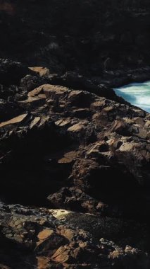 Li Phi Şelaleleri olarak da bilinen Tat Somphamit Şelaleleri 'nde kayalık uçurumlar ve akan sular Laos' ta gün doğumunda ele geçirildi..