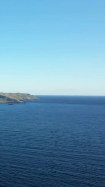 İtalya 'nın Porto Badisco şehrinde sakin mavi deniz ve engebeli bir kıyı şeridi manzarası vardı. Sakin Akdeniz manzarası seyahat ve doğa kavramları için idealdir..