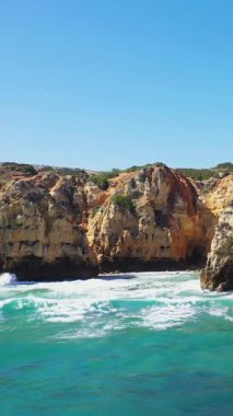 Dalgalar, Portekiz 'in Lagos yakınlarındaki Algarve kıyısındaki kayalık kayalıklara çarpar..
