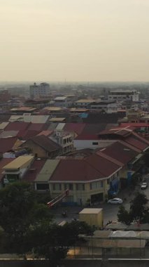 Geleneksel çatıları ve yumuşak akşam ışıklarıyla, Kamboçya 'nın kentsel manzarasını yakalıyor..