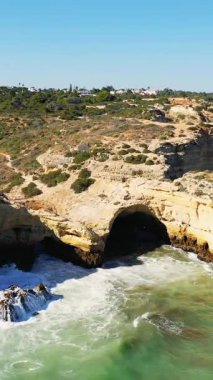 Dramatik sahil uçurumları ve Algar de Benagil, Algarve, Portekiz 'de dalgaların çöktüğü bir deniz mağarası..
